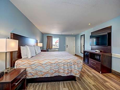 Deluxe King Room - Disability Access/Roll In Shower - Smoke Free