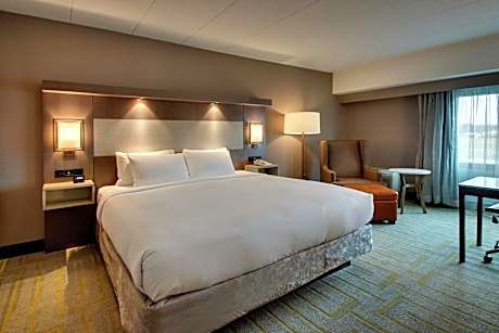 1 King Bed - Non-Smoking