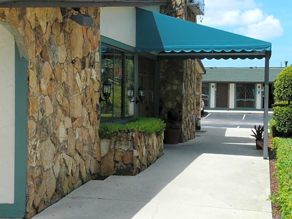 Spinnaker Inn of Naples