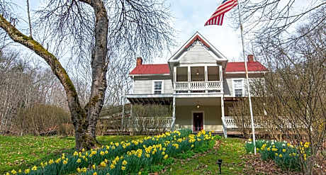 Moore House Inn & Cabins