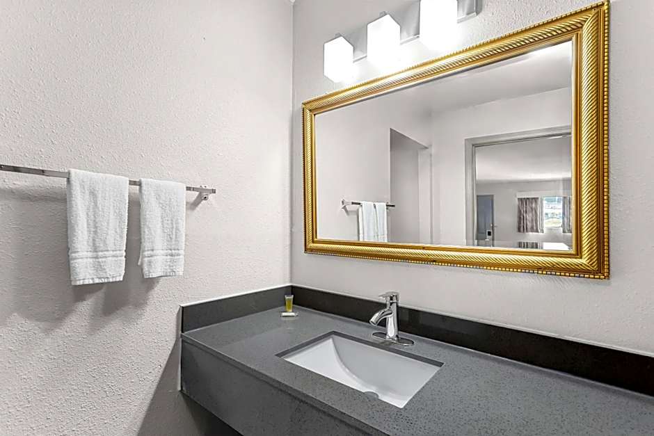 Days Inn by Wyndham Huntington