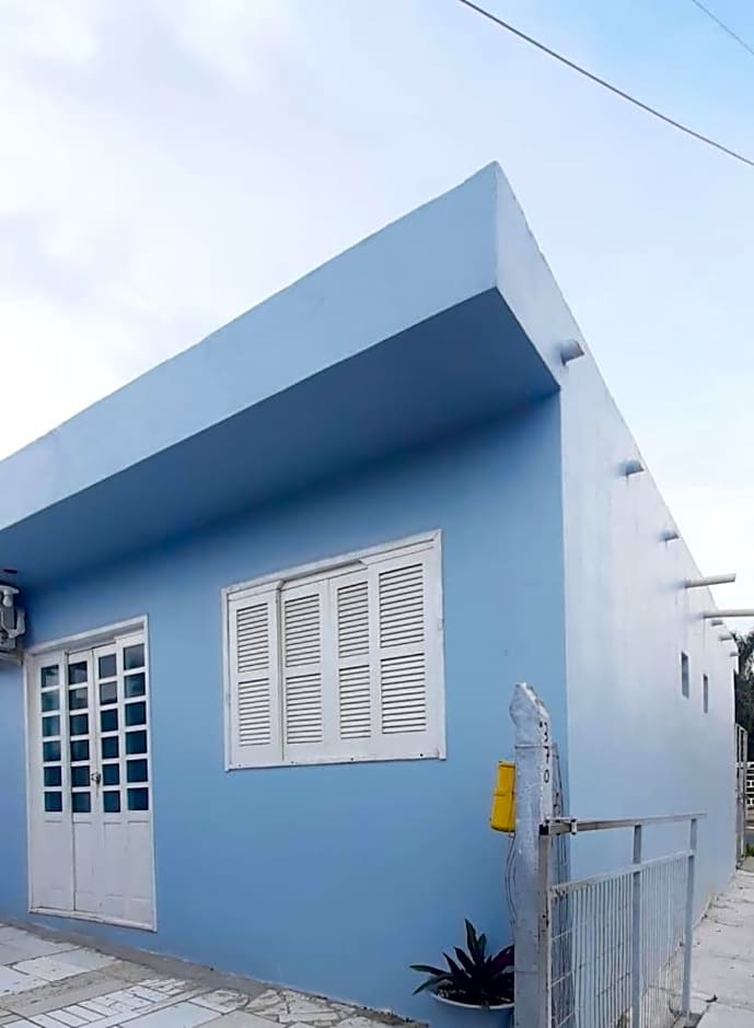 KITNET S2 em TORRES-RS - Na mais bela praia Gaúcha - Cozinha - Banheiro - Ar condicionado - TV smart 32' - Wi-Fi - Estacionamento - Anfitriã Superhost no BnB