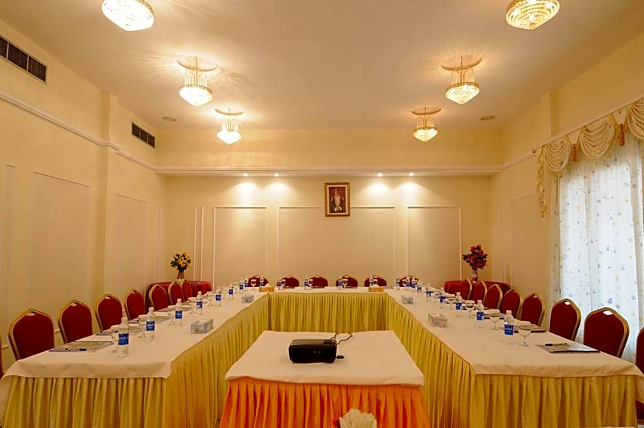 Falaj Daris Hotel