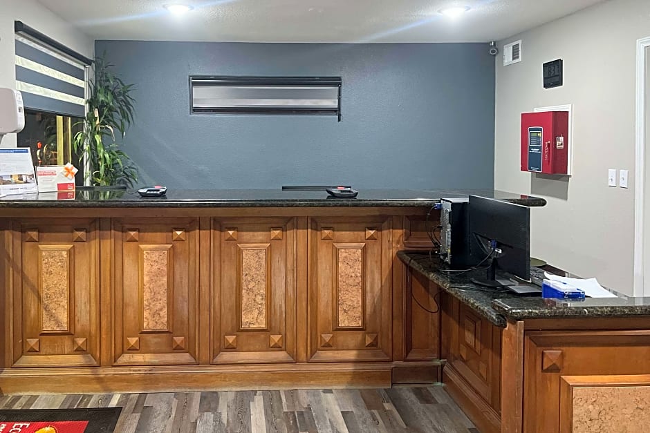 Econo Lodge Inn & Suites