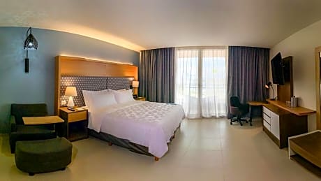1 King Standard River View Club Floor