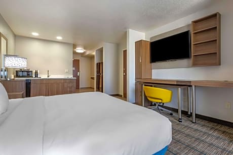 Standard King Room with Transfer Shower - Accessible/Non-Smoking