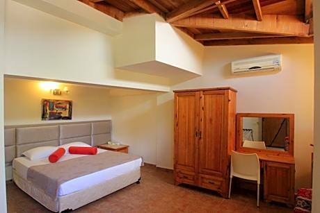 Family Room (2 Adults + 2 Children)