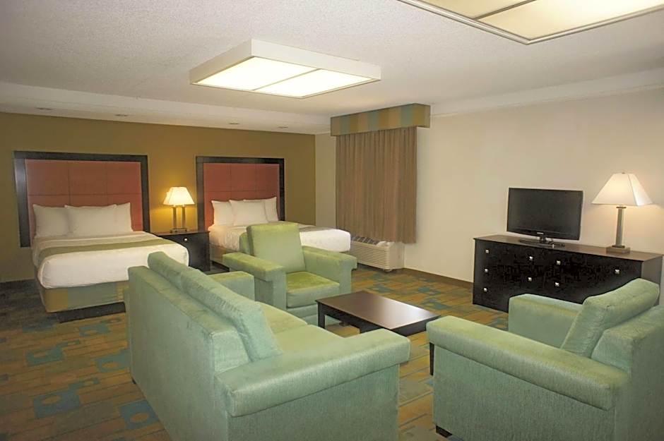 La Quinta Inn & Suites by Wyndham St. Pete-Clearwater Airport