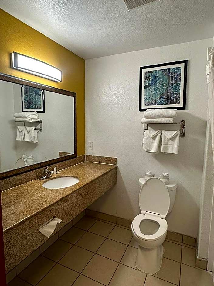 Howard Johnson by Wyndham Bakersfield