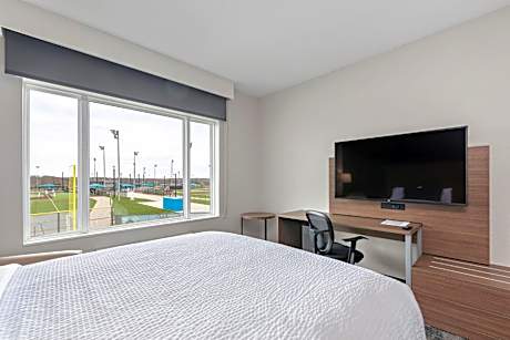 King Suite with Roll In Shower and Park View - Mobility Accessible