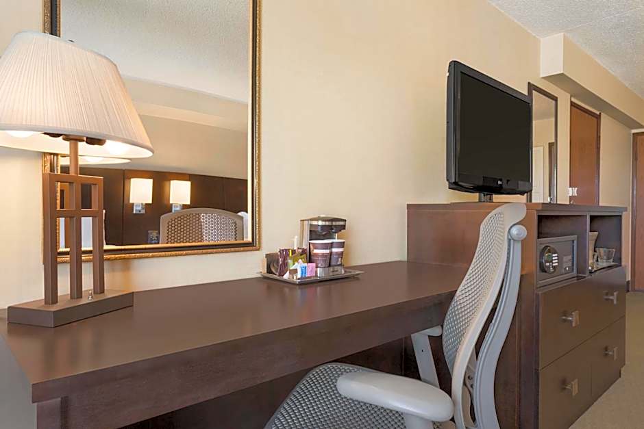 DoubleTree By Hilton Wichita Airport