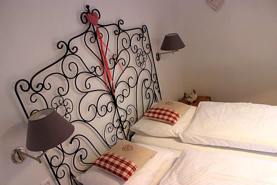 A la Maison Rouge Hotel & Restaurant