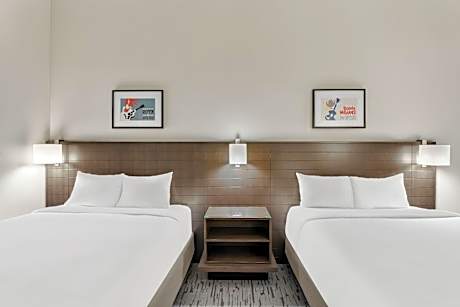 Deluxe Two Queens ADA Comm Mobility Tub