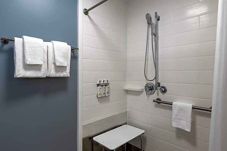 Holiday Inn Express & Suites Greenwood North By IHG