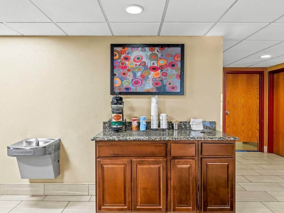 Super 8 by Wyndham Sturtevant Racine