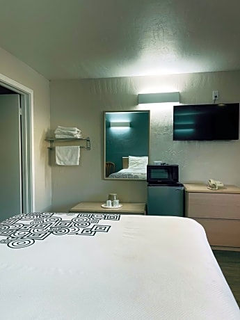 Queen Room - Non-Smoking