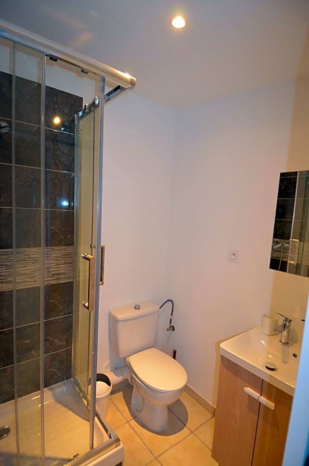 STUDIO CASSIN - next to tramway line 2 near airport