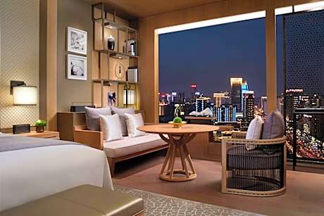 King Room with City View - Club Lounge Access