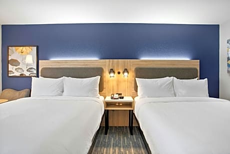 Standard Queen Room with Two Queen Beds and Tub - Mobility/Hearing Accessible