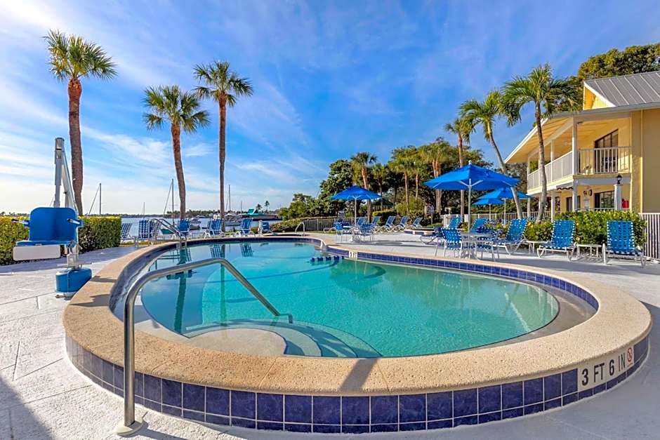 Photo 1 of 53 of Hilton Vacation Club Charter Club Naples Bay
