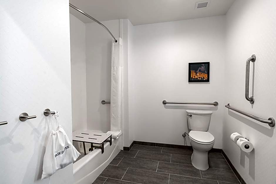 Hampton Inn By Hilton Riverside Downtown