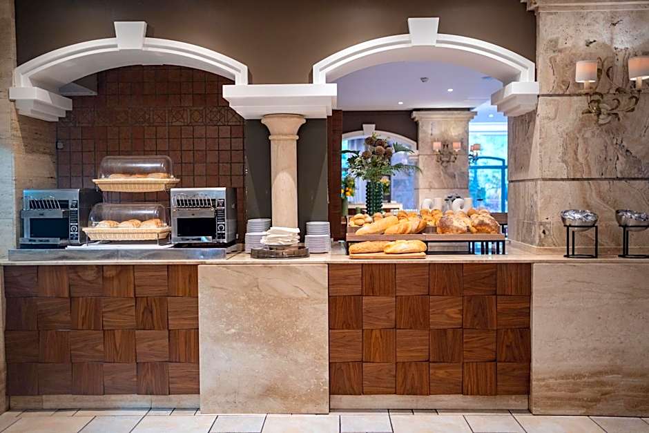 Maritim Antonine Hotel & Spa