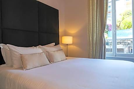 Standard - 1 Queen Bed for 1 Person