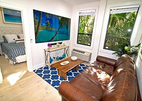 Tropical Beach Condo - Pool, Shops, 86" TV, WiFi
