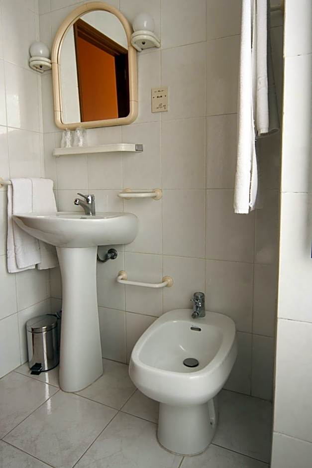 Photo 1 of 4 of Double Room