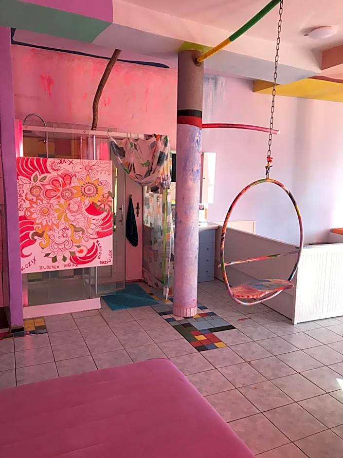 Hotel sebarozvoja s možnosťou získania poznania a inšpirujúcich prostriedkov na uplatňovanie vedomia, premenu seba a prostredia interiéru