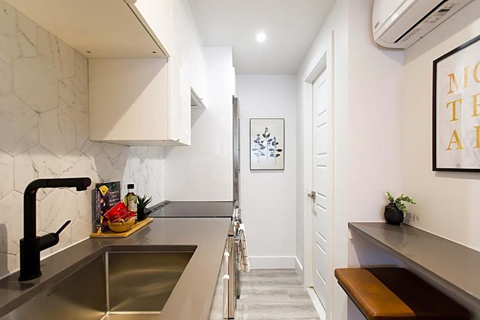 16 Studio Apartment-Hotel in Little Italy by Den Stays