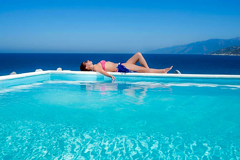 Cavos Bay Hotel & Studios