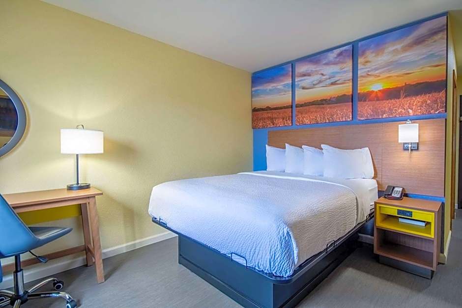 Days Inn & Suites by Wyndham Waterloo