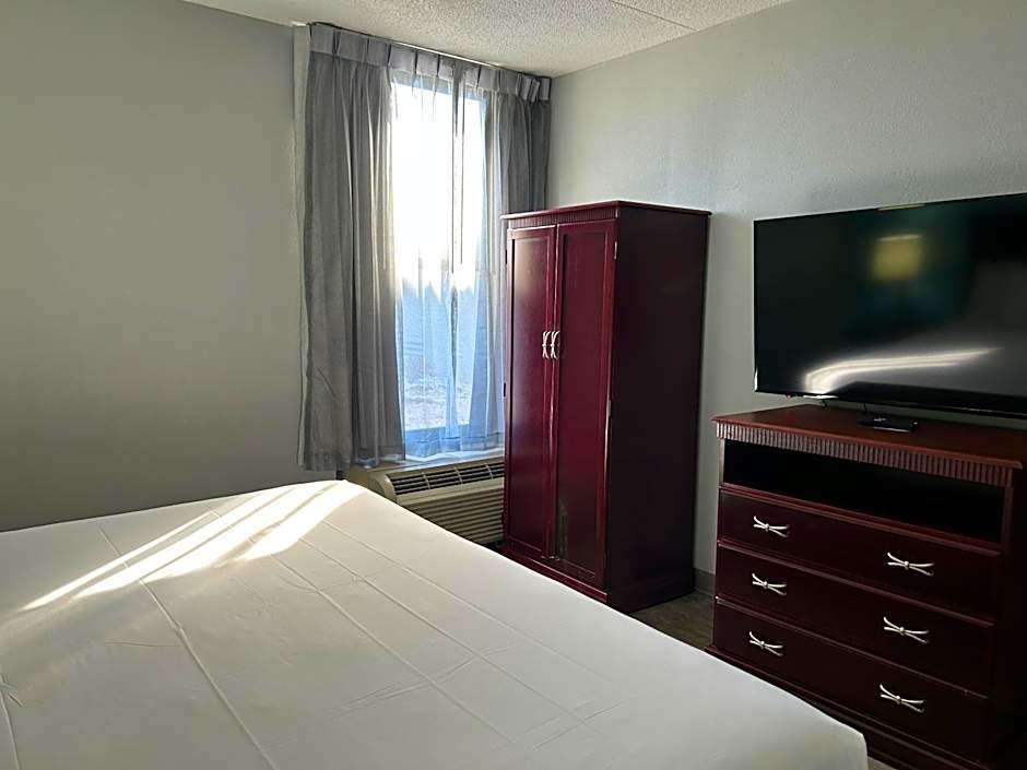 Clarion Inn & Suites Grand Rapids Airport