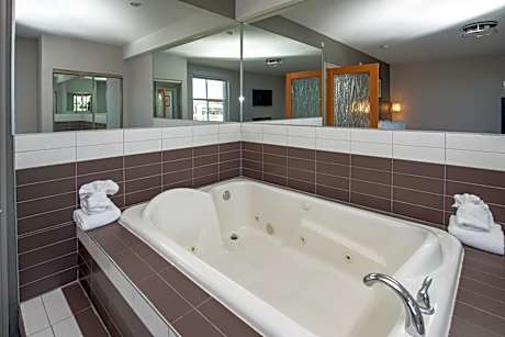 Coast Premium King Jetted Tub & Wet Bar