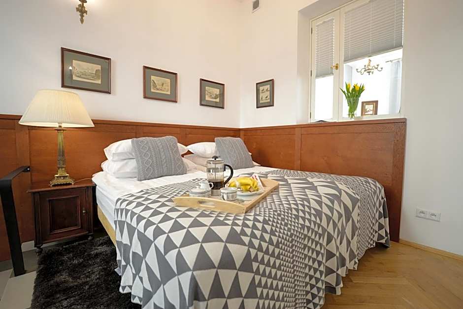 Crystal Suites Old Town