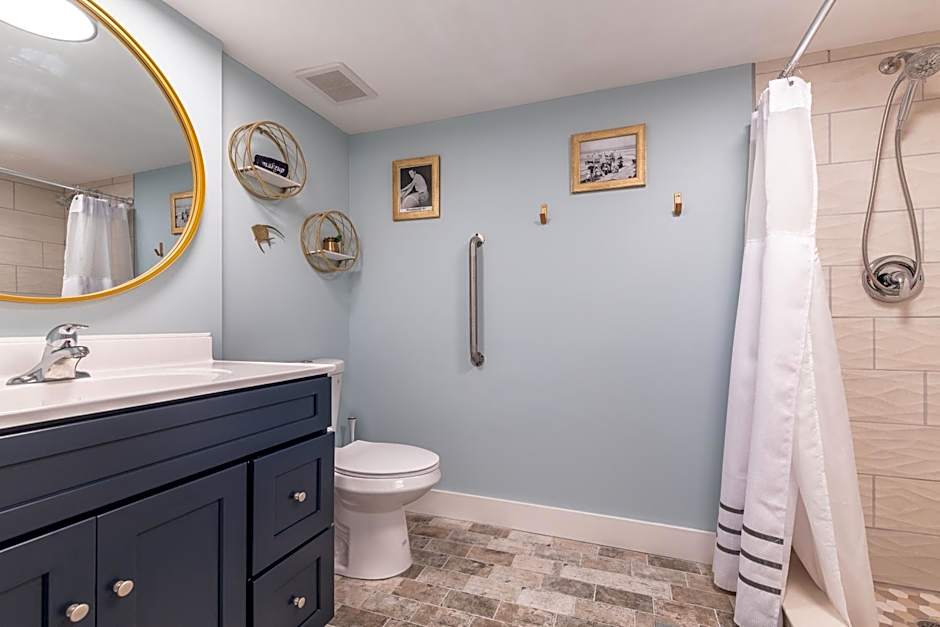 MCM Retro Beachfront Studio Great View, King Bed Remodeled