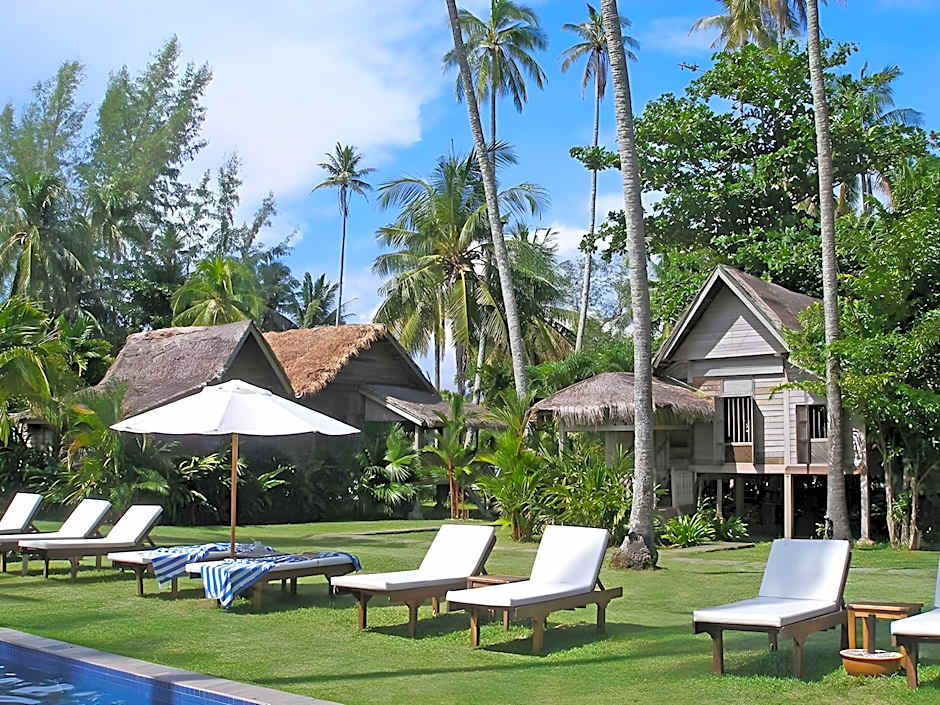 Bon Ton Antique Wooden Villas