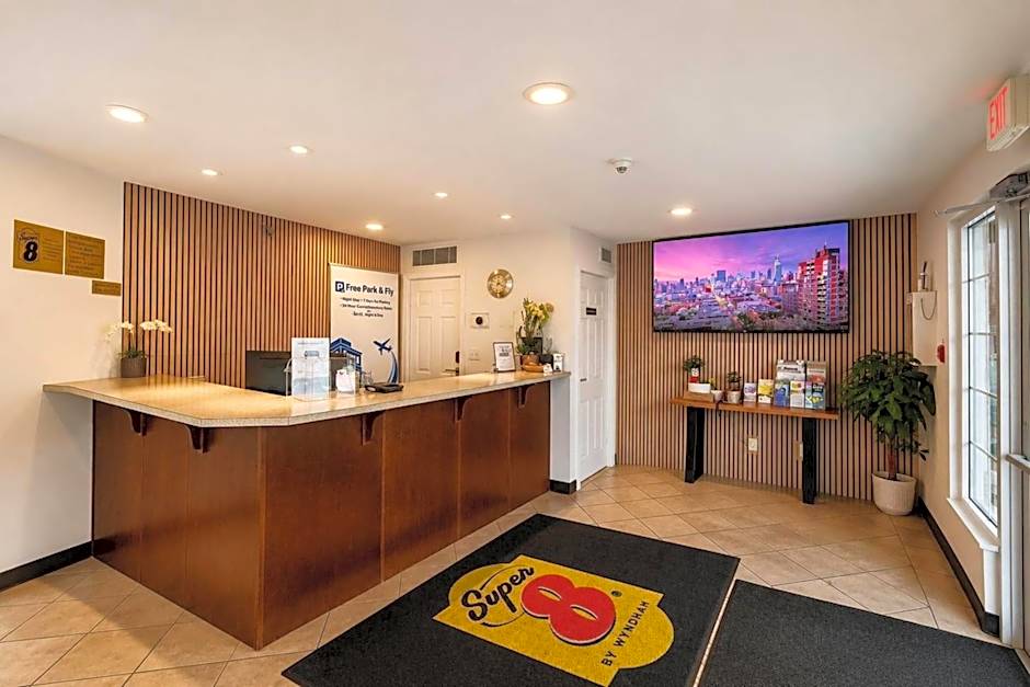 Super 8 by Wyndham Lake Country/Winfield Area Airport North