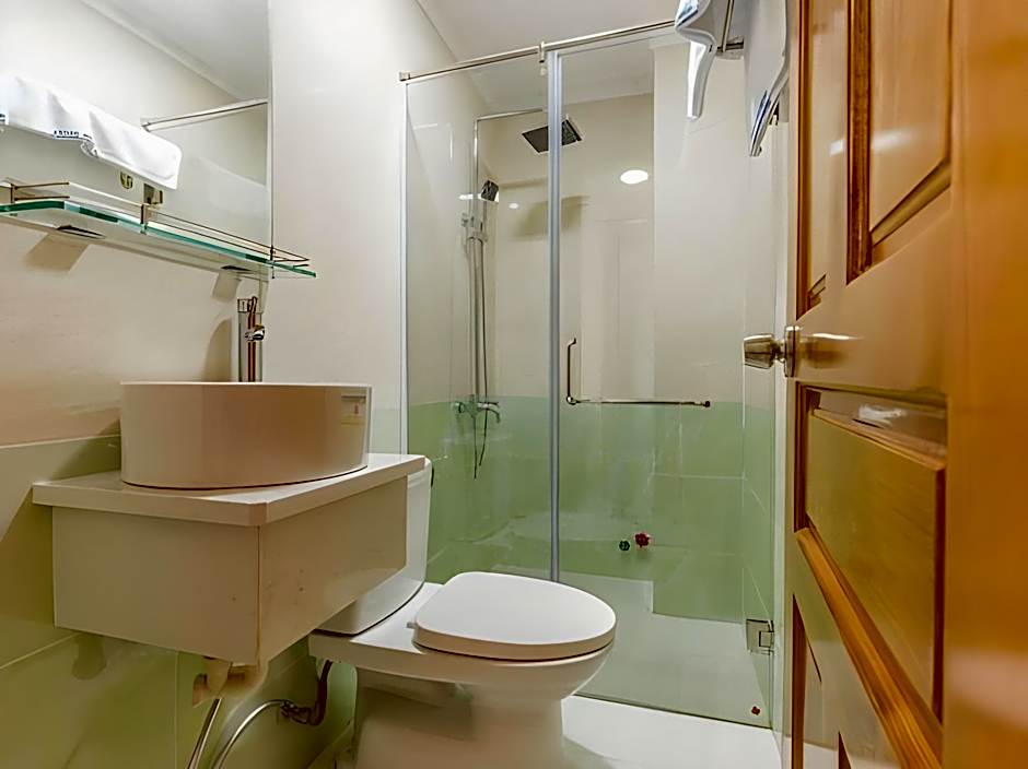 Quang Anh Hotel by The Moment