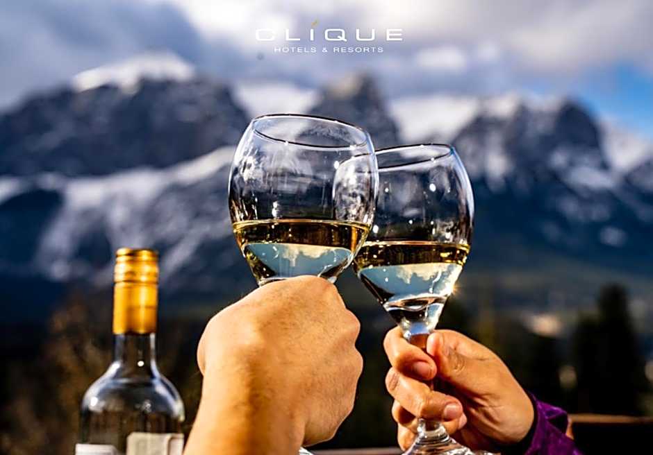 Falcon Crest Lodge by CLIQUE