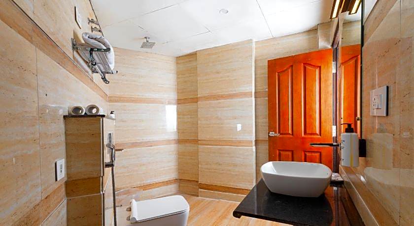 Yashshree Sanderling Mall Road