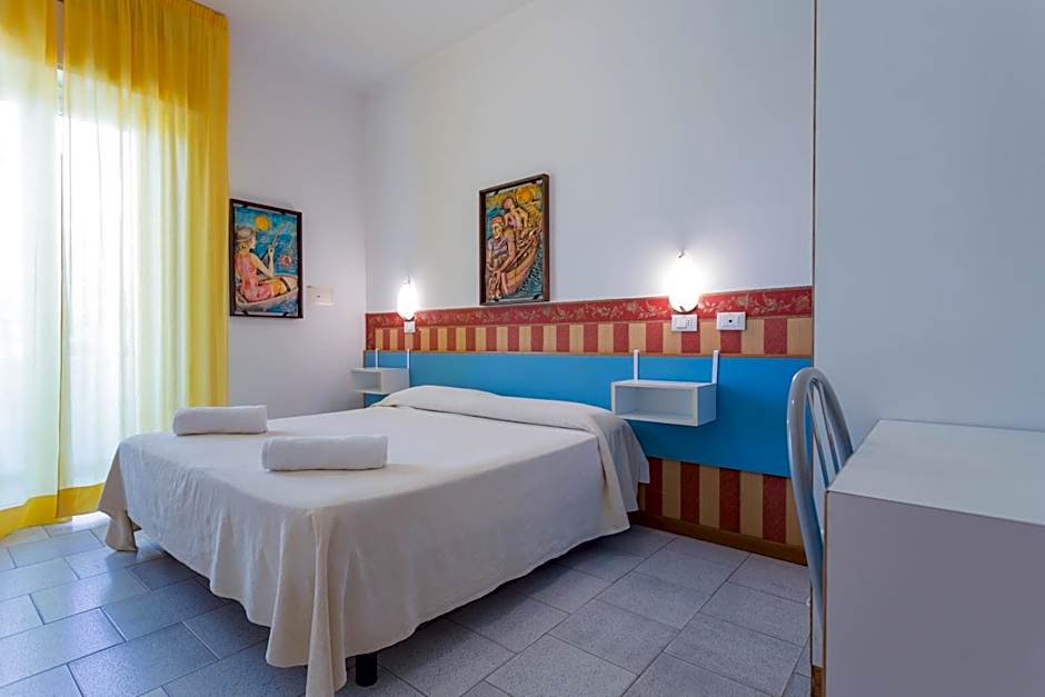 Hotel Plaza con piscina