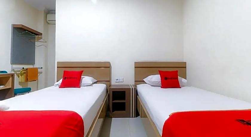 RedDoorz Plus near WTC Batanghari Mall