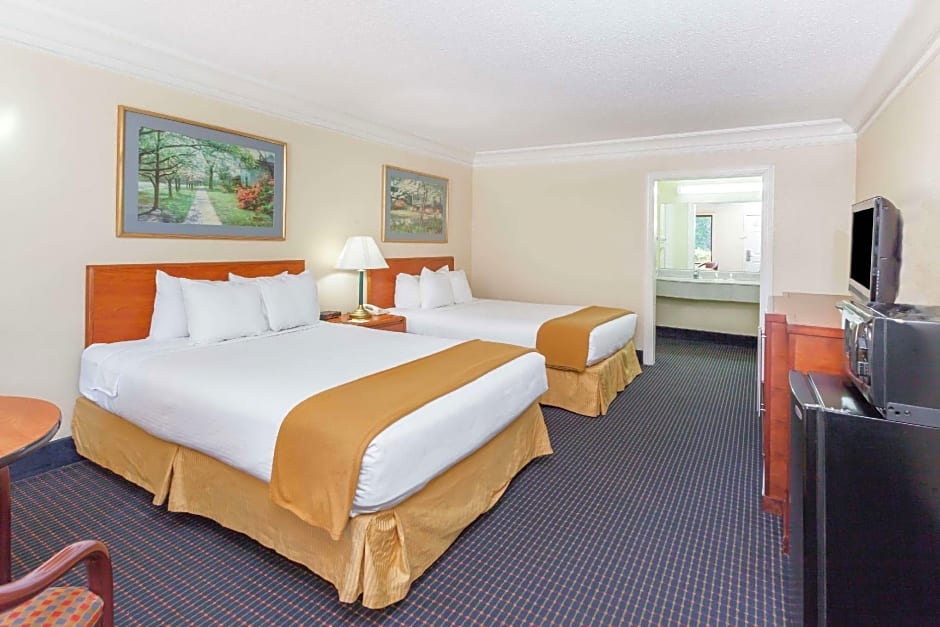 Super 8 by Wyndham Dalton/Convention Center Area