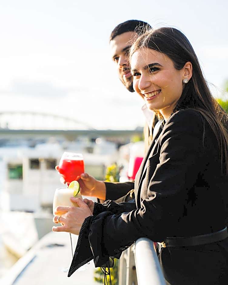 Le VIP Paris - Yacht Hotel