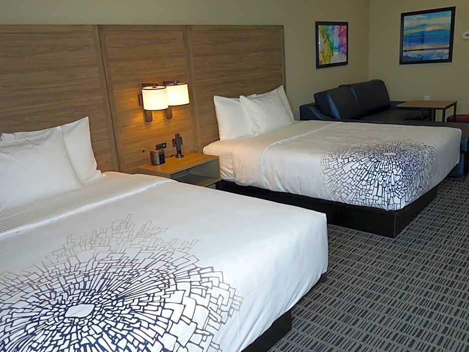 La Quinta Inn & Suites by Wyndham San Antonio Alamo City
