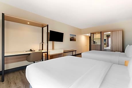 Queen Room with Two Queen Beds and Roll-In Shower - Mobility Access/Non-Smoking