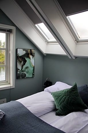 Basic Double Room, Shared Bathroom (1 Queen Bed)