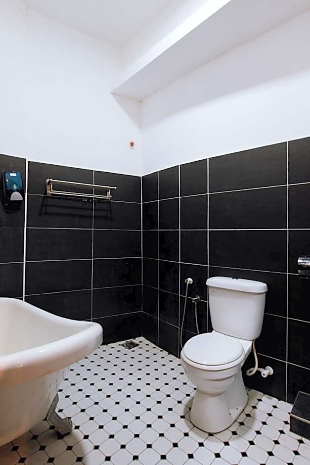 HEEREN BY THE RIVER HOTEL